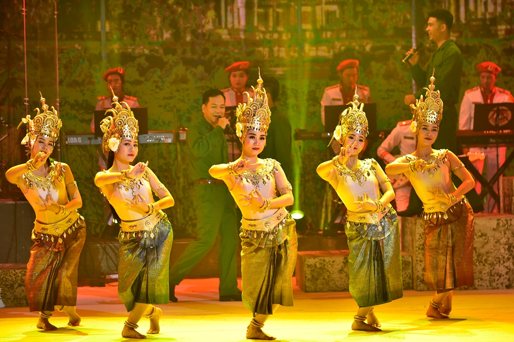 Tác phẩm “Apsara và người lính tình nguyện” của Đoàn Văn công Quân khu 7.